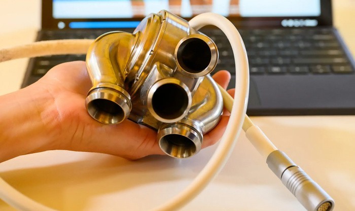 
												Искусственное сердце из титана бьется в груди живого человека
											