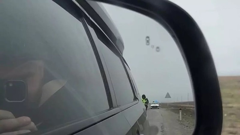 Белорусы отдали $400 полицейским в Казахстане. На историю отреагировали в местном МВД